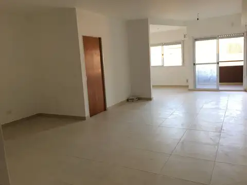 EXCELENTE Y ÚNICO EN LA ZONA, UN AMBIENTE Y MEDIO CON PATIO Y BALCÓN ATERRAZADO!