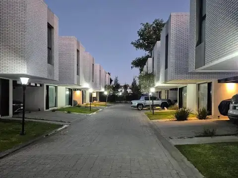 Casa en Alquiler con 2 cocheras