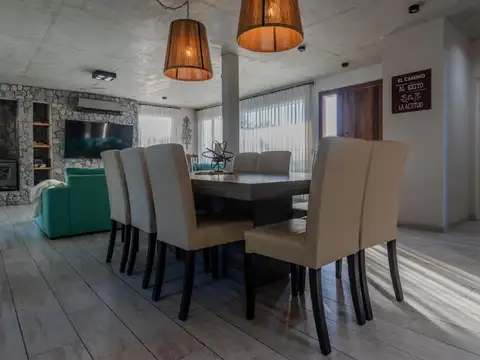 Casa en Venta con 2 cocheras