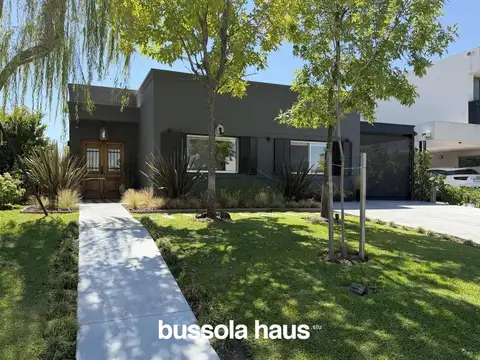 CASA AL AGUA EN VENTA DE 4 AMBIENTES SOBRE DOS LOTES