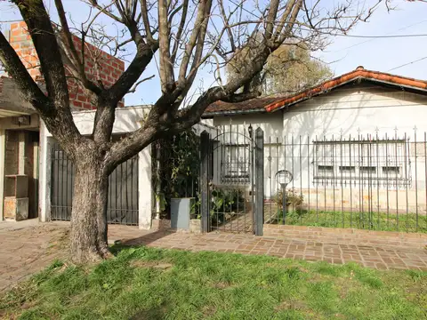 Casa 3 ambientes c/ cochera- Ituzaingo-Acepta Permuta