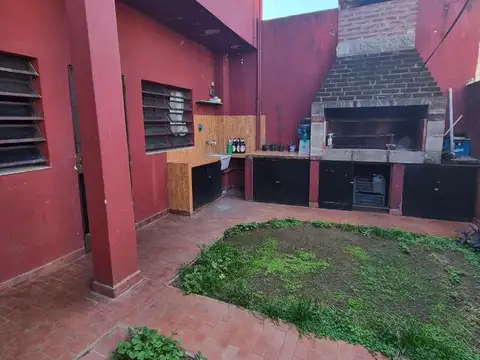 Casa en venta Jose León Suarez patio terraza y cochera cubierta posibilidad vivienda multifamiliar