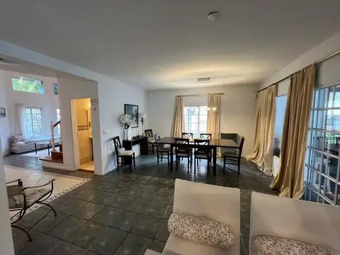 Casa 6 ambientes con 2 baños