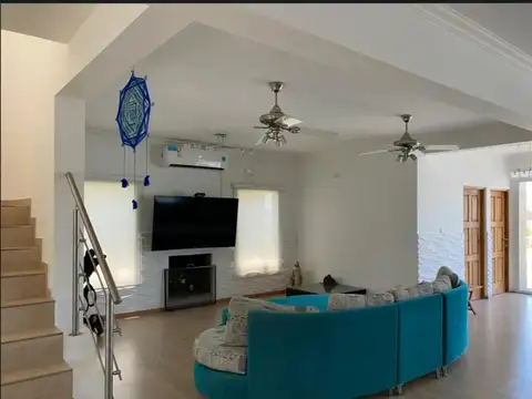 Casa en Alquiler con 5 cocheras