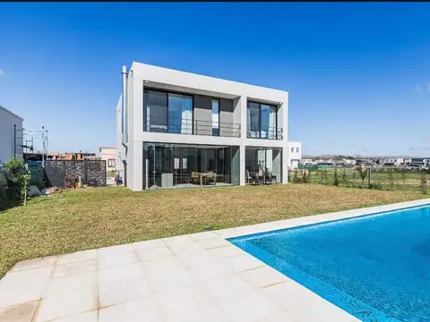Casa 4 ambientes con 3 baños