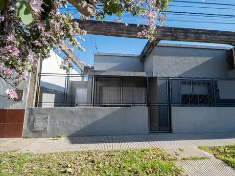 Casa de 2D, patio seco y terraza frente a la plaza