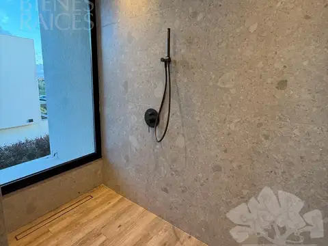 Casa 6 ambientes con 5 baños