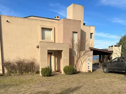 Casa 6 ambientes con 2 baños