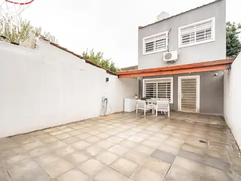 VENTA CASA EN VILLA BALLESTER DE 6 AMBIENTES CON DOBLE COCHERA Y PARRILLA