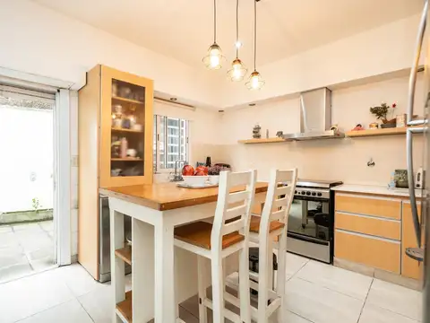 VENTA CASA DE 5 AMBIENTES CON DOBLE COCHERA Y PARRILLA EN VILLA BALLESTER