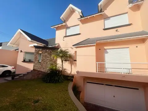 Venta casa 5 ambientes de categoria en Ramos Mejia, fondo, pileta