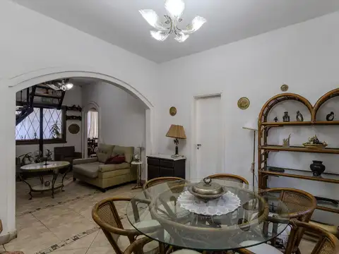 VENTA CASA 6 AMBIENTES COCHERA Y JARDIN TAPIALES