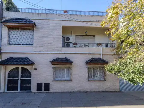 VENTA CASA 6 AMBIENTES COCHERA Y JARDIN TAPIALES