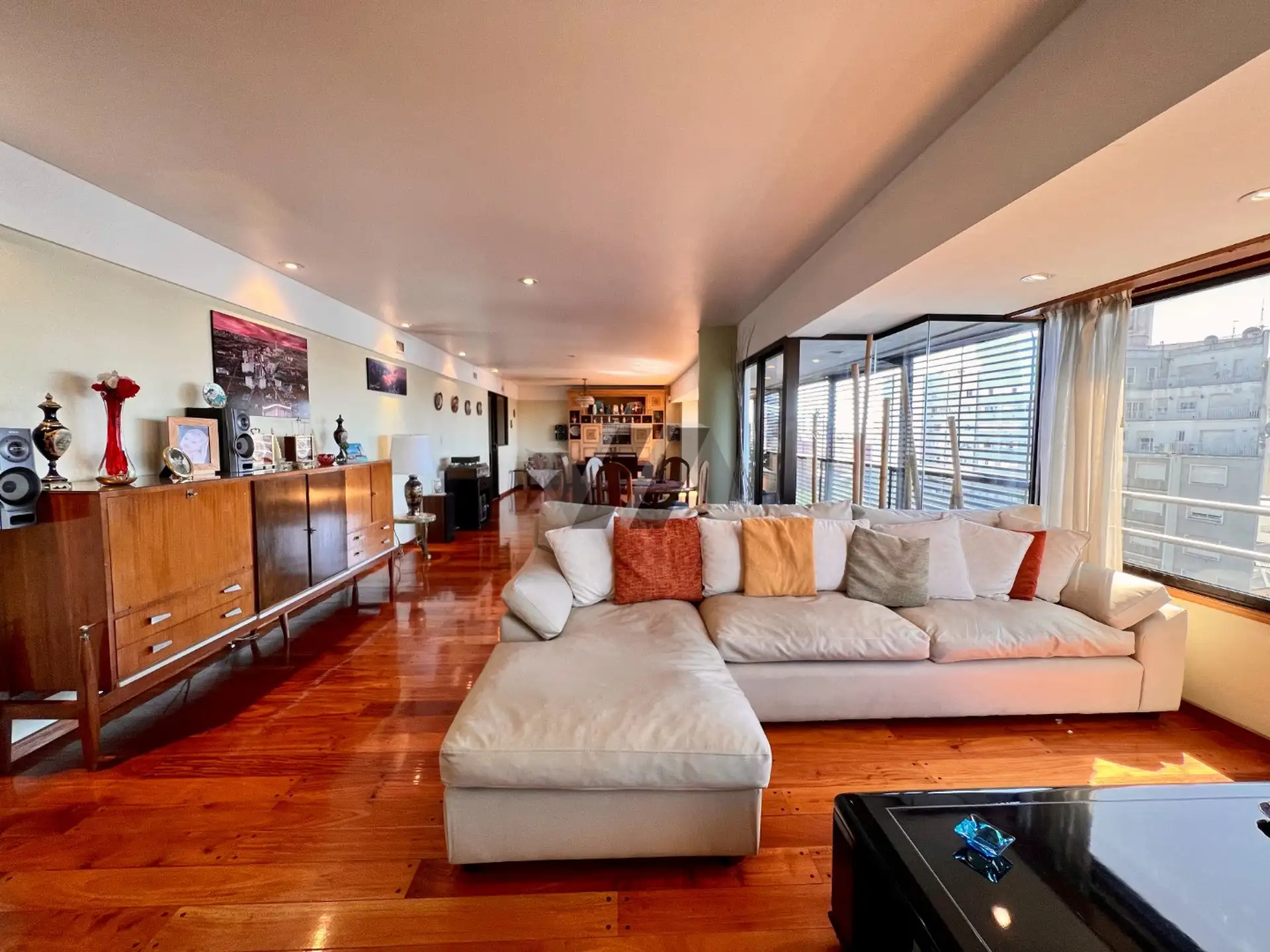 Depto 4 amb, 170m² con cochera y balcón cerrado — Centro
