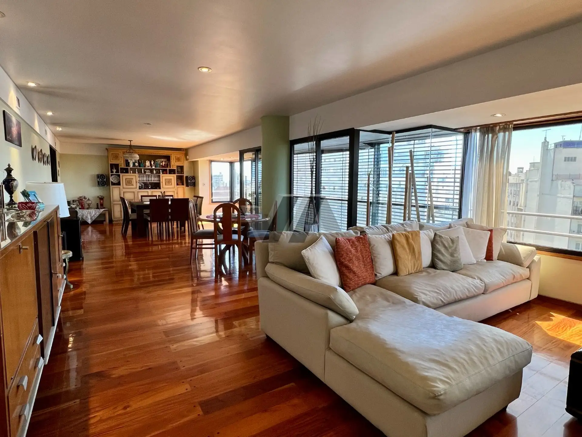 Depto 4 amb, 170m² con cochera y balcón cerrado — Centro