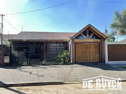 Casa apto crédito en Barrio Los Cedros, 4 ambientes con pileta y quincho