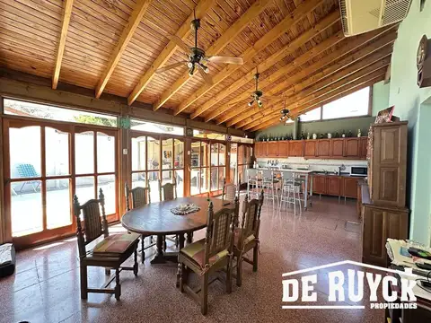 Casa 4 ambientes con 2 baños
