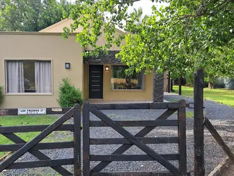 Amplio y luminosa casa sobre lote muy arbolado