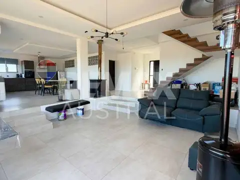 Casa en Venta con 2 cocheras