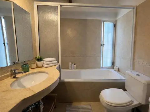 Casa 6 ambientes con 2 baños