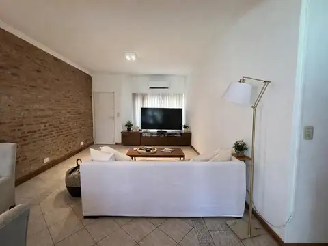 Casa en Venta Echesortu tres dormitorios jardin cochera quincho y parrilla