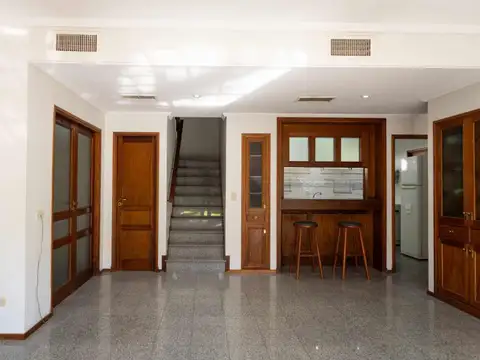 Casa 10 ambientes con 3 baños