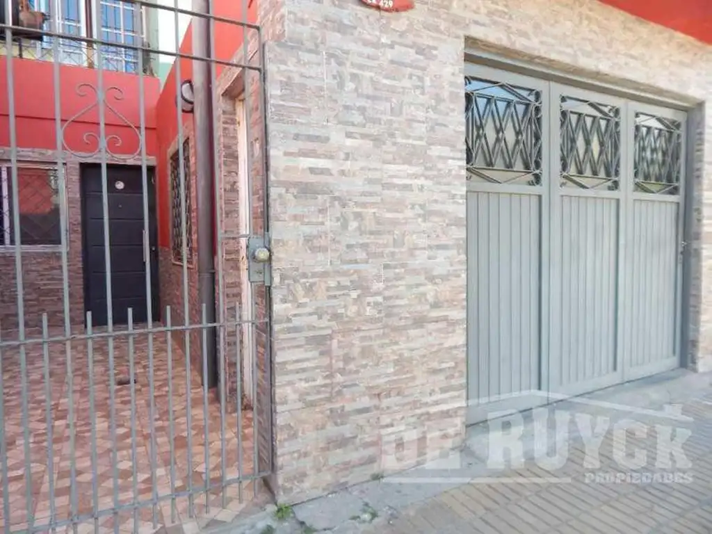Troilo (calle 390) al 900
