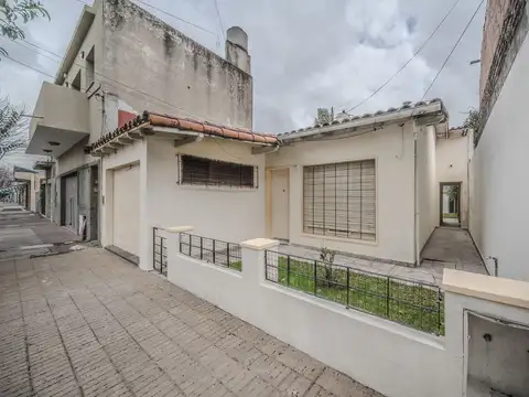 VENTA - CASA 3 AMBIENTES - GARAGE - PARQUE