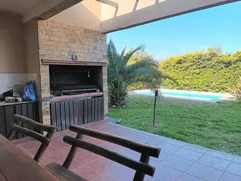 VENTA CASA 3 DORM PILETA APTO CREDITO PILAR B CERR