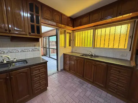 Casa 6 ambientes con 2 baños