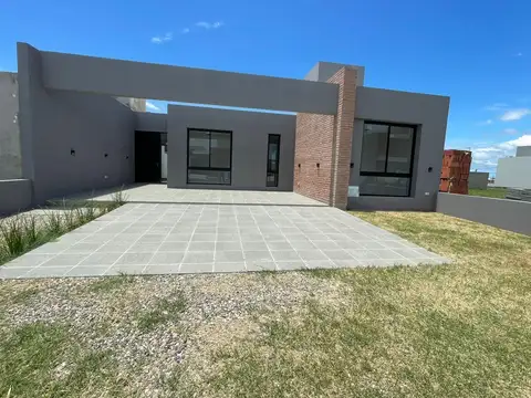 Hermosa Casa a la venta en Rincones de Manantiales!