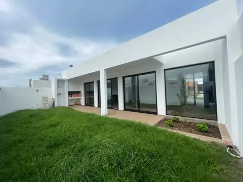 Hermosa Casa a la venta en Rincones de Manantiales!