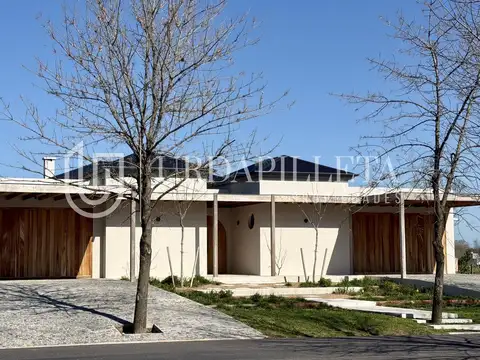 Casa a estrenar sobre cancha de polo- El Milord - URDAPILLETA PROPIEDADES
