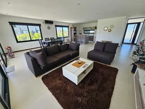 Casa 5 ambientes con 2 baños