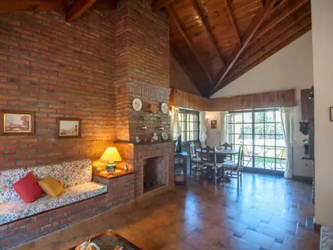 Casa en Venta con 2 cocheras