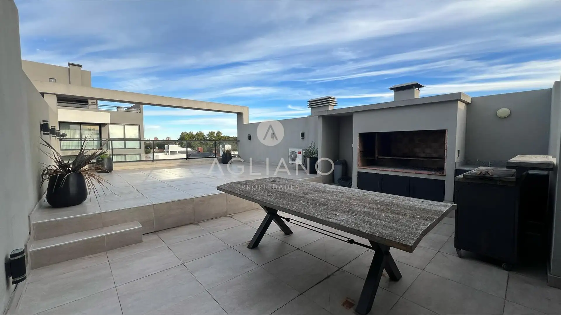 Departamento 5 ambientes con cochera y terraza propia — Chauvin