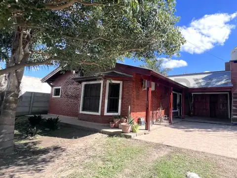 Casa en Venado Tuerto con dos dormitorios, 3 baños y cochera para 4 autos