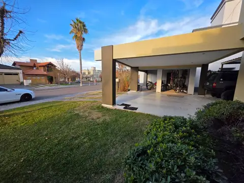 Casa 7 ambientes con 4 baños