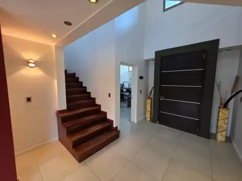 Casa en Venta con 3 cocheras