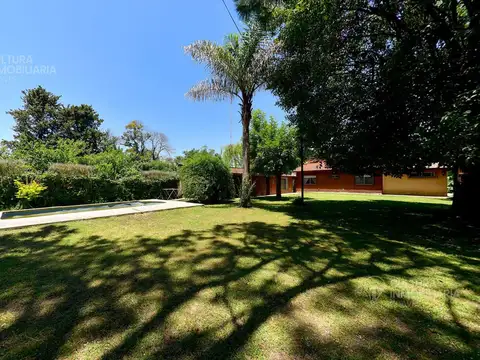 VENTA CASA 4 AMBIENTES EN LA REJA AMPLIO PARQUE