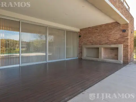Casa 6 ambientes con 4 baños