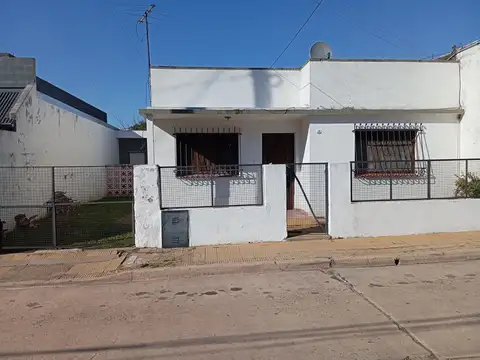 VENTA CASA 3 AMBIENTES + DEPTO 2 AMB BELLA VISTA
