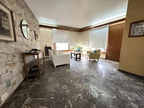 Chalet sobre 2 lotes, 4 ambientes, pileta, quincho