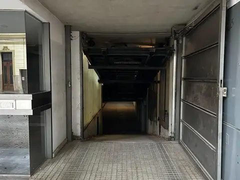 Cochera cubierta en excelente ubicación