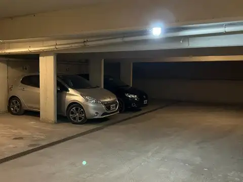 Cochera cubierta en excelente ubicación