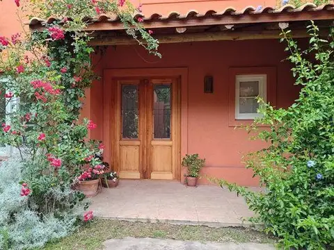 San Benito venta casa 5  ambientes a la laguna todo luz