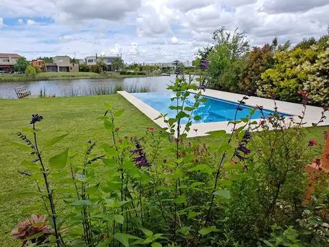 San Benito venta casa 5  ambientes a la laguna todo luz