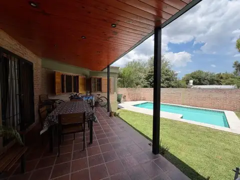 Casa 4 ambientes con 2 baños