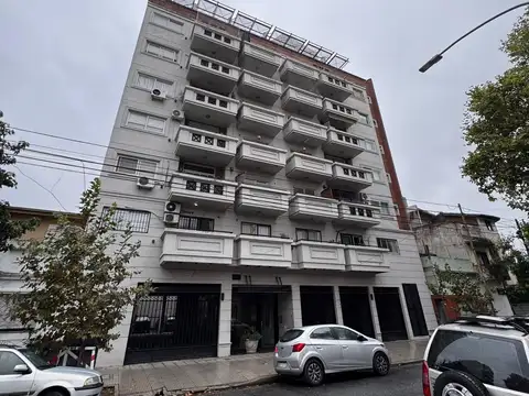 Departamento 2 ambientes al frente con balcon y cochera