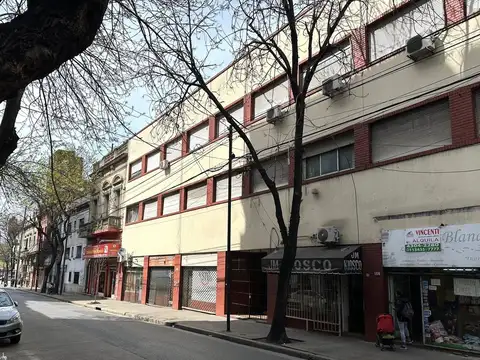 Venta 4 amb. al frente - primer piso- Constitución